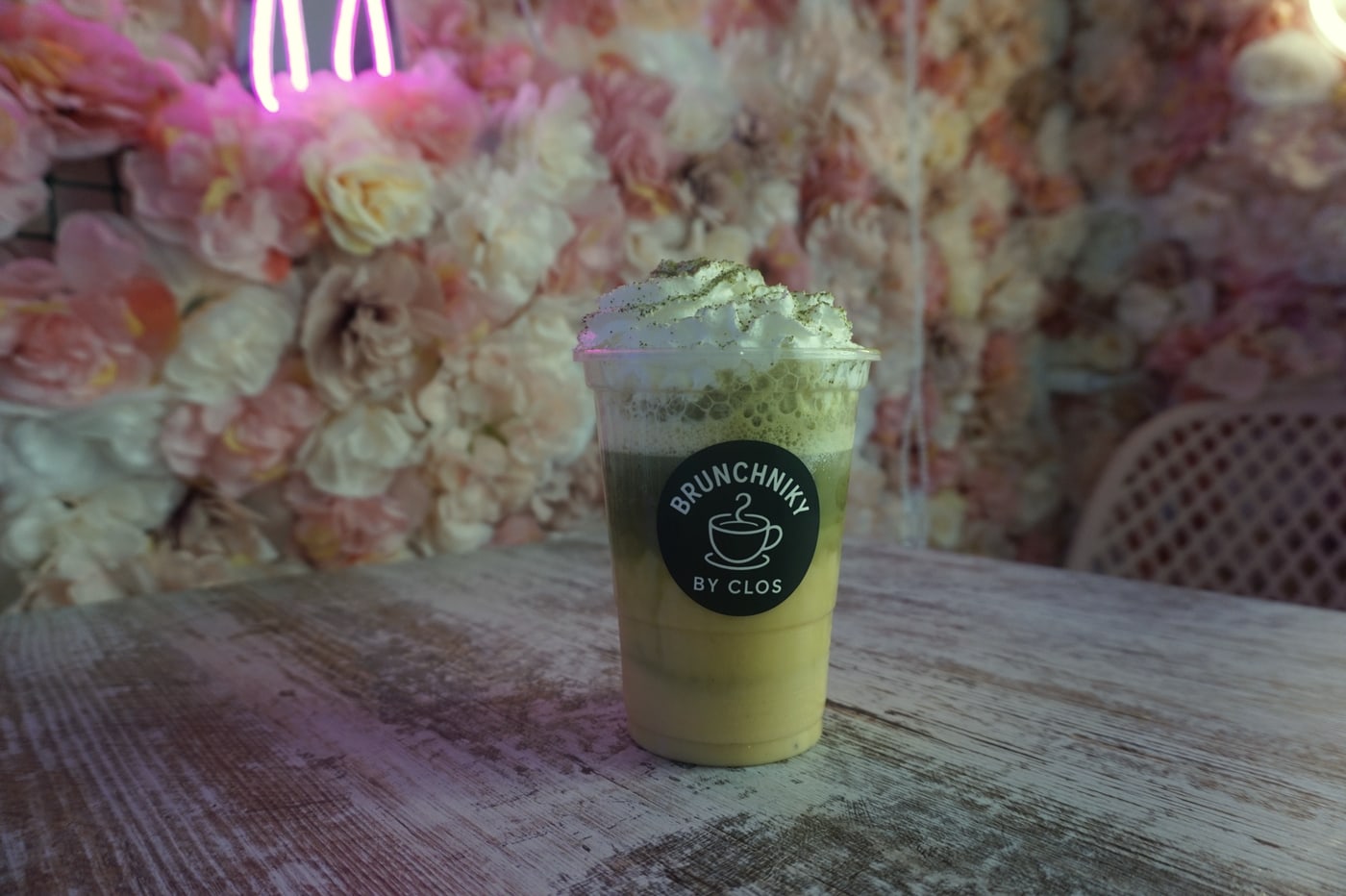 Matcha latte de Brunchniky en Granollers, batido al momento con nata y polvo de matcha