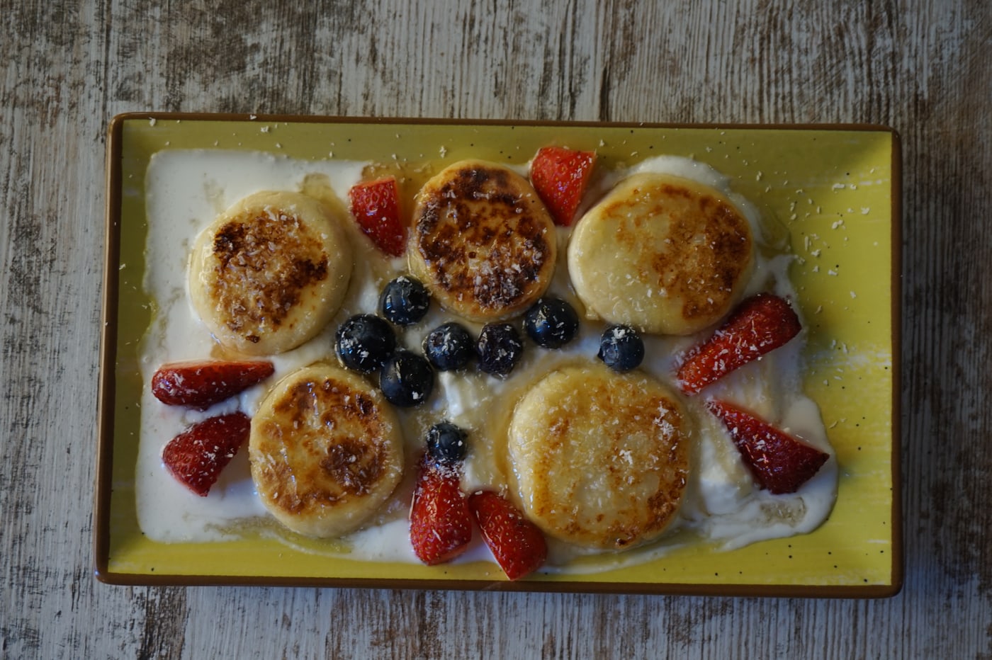Sirniky de Brunchniky en Granollers: tortitas de queso doradas con frutos rojos y crema
